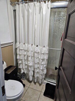 Sèche-cheveux, serviettes fournies, savon, papier toilette