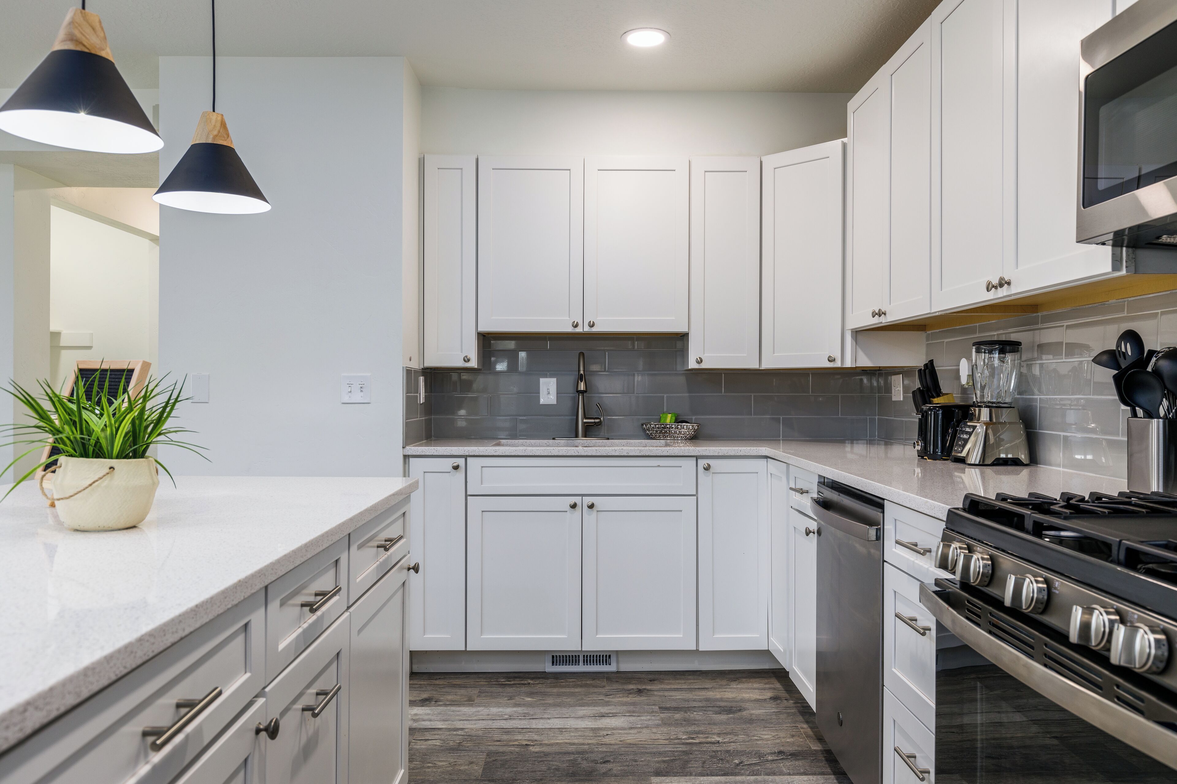 冷蔵庫、電子レンジ、オーブン、コンロ