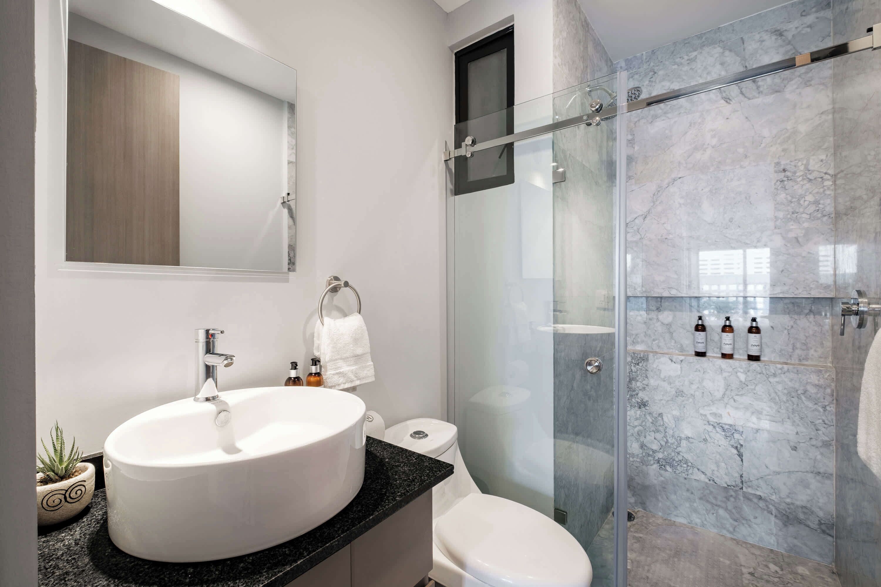 Departamento, varias camas, cocina, vista a la ciudad (Coahuila 193 - 308) | Baño | Toallas 