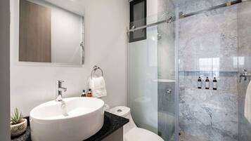 Departamento, varias camas, cocina, vista a la ciudad (Coahuila 193 - 308) | Baño | Toallas