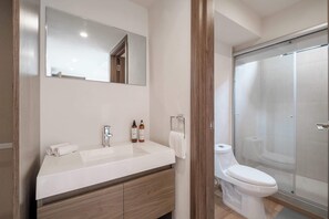 apartman, több ágy, erkély, kilátással a városra (Rio Neva 38 - (01)) | Fürdőszoba | Törölközők