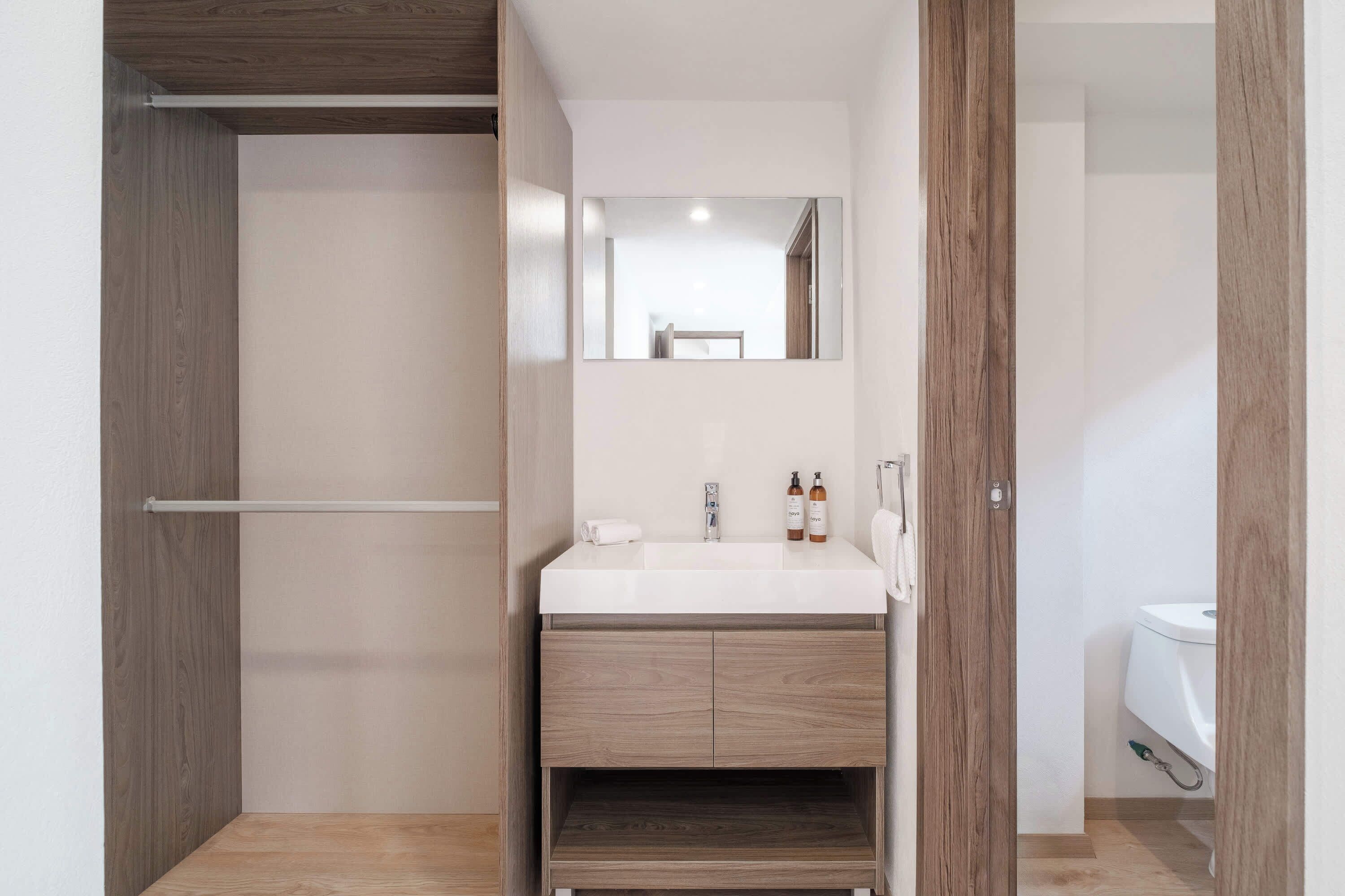 Apartamento, várias camas, sacada, vista para a cidade (Rio Neva 38 - (01)) | Banheiro | Toalhas de banho 