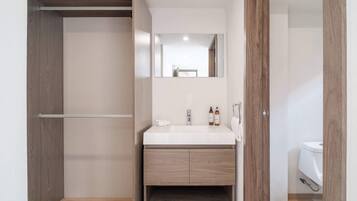 Apartamento, várias camas, sacada, vista para a cidade (Rio Neva 38 - (01)) | Banheiro | Toalhas de banho