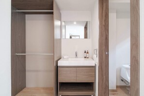 Apartment, Multiple Beds, Balcony, City View (Rio Neva 38 - (01)) | Bathroom - Brand New 2 BR Condo in Reforma - Queen Beds (Mexico City)