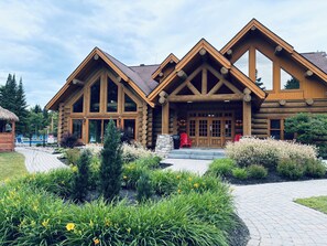 Exterior - Chal’Heureux | Private Spa, Log Cabin Retreat at Lac Fiddler | Dog Friendly (Mille-Isles)