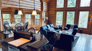 Smart TV, fireplace, DVD player, foosball - Chal’Heureux | Private Spa, Log Cabin Retreat at Lac Fiddler | Dog Friendly (Mille-Isles)