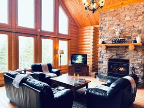 Smart TV, fireplace, DVD player, table football - Chal’Heureux | Private Spa, Log Cabin Retreat at Lac Fiddler | Dog Friendly (Mille-Isles)