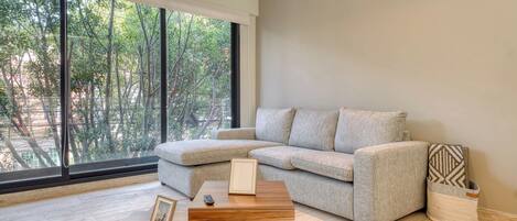 Lejlighed - 1 queensize-seng med sovesofa - køkken - byudsigt (Monterrey 200 203) | Opholdsområde