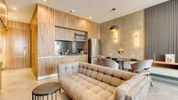 Studio, 1 Queen Bed, Kitchen, City View (Be Grand Reforma 3805) | Living area