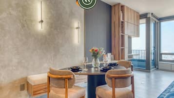 Studio, 1 Queen Bed, Kitchen, City View (Be Grand Reforma 3705) | Dining