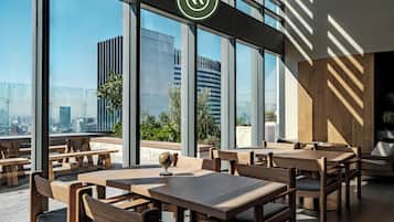 Studio, 1 Queen Bed, Kitchen, City View (Be Grand Reforma 3705) | Dining