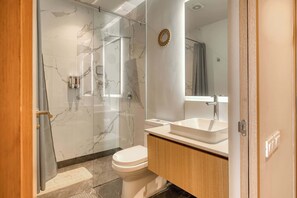 Studio, 1 Queen Bed, Kitchen, City View (Juarez 56 - (03)) | Bathroom | Towels - Stunning 1 BR Condo - Alameda Central - Downtown (Mexico City)