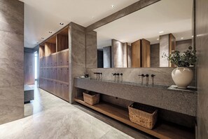 อพาร์ทเมนท์, เตียงคิงไซส์ 1 เตียง, ระเบียง, วิวเมือง (Be Grand Reforma 2705) | ห้องน้ำ | ผ้าเช็ดตัว