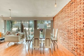 Departamento, 2 camas matrimoniales, cocina, vista a la ciudad (SpazioDurango 136 1) | Restaurantes
