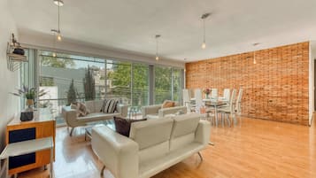 Departamento, 2 camas matrimoniales, cocina, vista a la ciudad (SpazioDurango 136 1) | Área de sala de estar