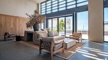 Condo, 1 cama King size, cocina, vista a la ciudad (Be Grand Reforma 3908) | Área de sala de estar