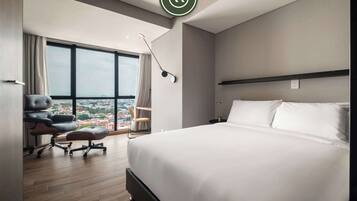 Studio, 1 Queen Bed, Kitchen, City View (Sky Town 2004) | 1 bedroom, individually decorated, individually furnished, desk