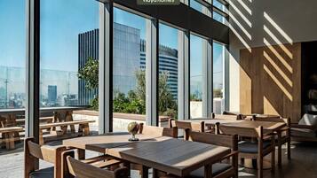 Estudio, 1 cama King size, cocineta, vista a la ciudad (Be Grand Reforma 2103) | Restaurantes
