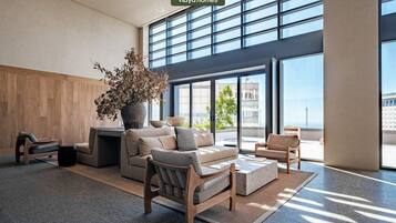 Estudio, 1 cama King size, cocineta, vista a la ciudad (Be Grand Reforma 2103) | Área de sala de estar