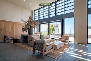 Studio, 1 King Bed, Kitchenette, City View (Be Grand Reforma 2103) | Living area