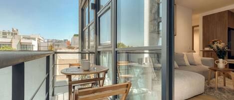 Departamento, varias camas, cocina, vista a la ciudad (Unico Roma Torre Maple 302) | Restaurante al aire libre