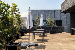 Apartment, Mehrere Betten, Küche, Stadtblick (Unico Roma Torre Maple 302) | Speisen im Freien