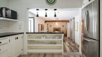 Casa, varias camas, patio, vista a la ciudad (Montes de Oca 5) | Cocina privada | Tetera eléctrica