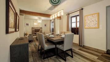 Casa, varias camas, patio, vista a la ciudad (Montes de Oca 5) | Restaurantes