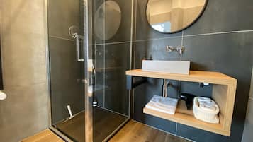 Dusche, Haartrockner, Bidet, Handtücher