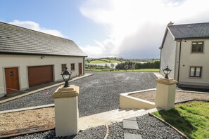 Property grounds - WOODLAWN RETREAT, family friendly, with open fire in Lough Gowna (Loch Gowna)