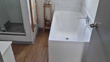 Haartrockner, Handtücher, Seife, Toilettenpapier