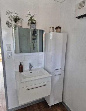 Secador de pelo, toallas, jabón, papel higiénico