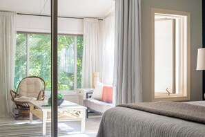 2 habitaciones, caja de seguridad en la habitación y escritorio 