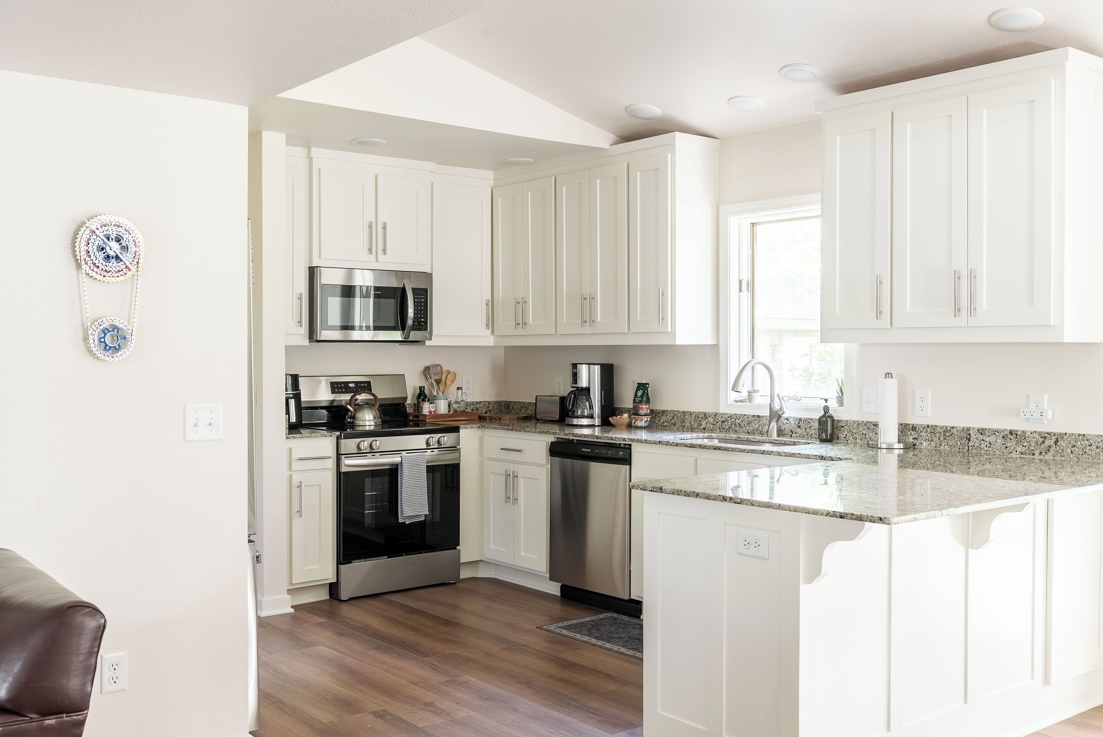 Jääkaappi, mikroaaltouuni, uuni, liesi