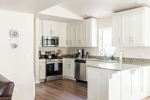 ثلاجة، ميكروويف، فرن، موقد طهي مسطح