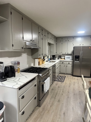 Quiet Rustic Scape, Large Yard, Sleep 8 Near ATL