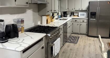 Quiet Rustic Scape, Large Yard, Sleep 8 Near ATL