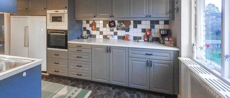 Réfrigérateur, four, plaque de cuisson, lave-vaisselle