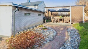 A backyard with a patio, a barbecue area, and a shed. - 3 bedroom cozy apartment in Finspång (Finspång)