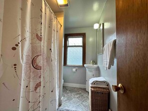 Superior House, Balcony | Bathroom - Seattle's Starlight Bungalow  (Seattle)