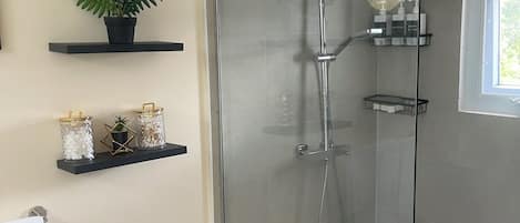 シャワー、ヘアドライヤー、タオル、石鹸