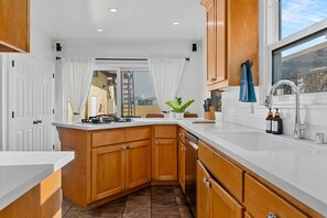 Microwave, oven, stovetop, dishwasher - Belmont Shore, Long Beach Apt: Steps to Beach & 2nd St, 30 mins to Disney (Long Beach)