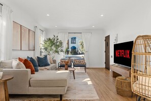 TV - Belmont Shore, Long Beach Apt: Steps to Beach & 2nd St, 30 mins to Disney (Long Beach)