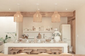 Apartamento superluxo, na torre | Cozinha privada | Geladeira grande, micro-ondas, fogão, cooktop