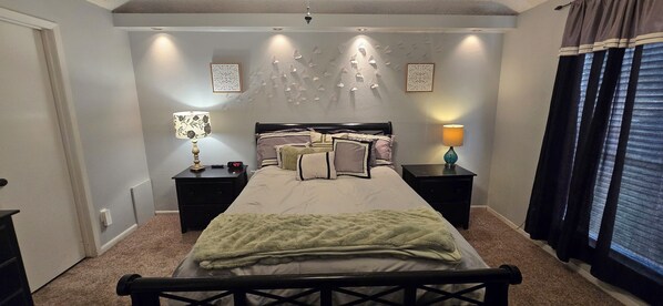 3 bedrooms, desk, iron/ironing board, free WiFi