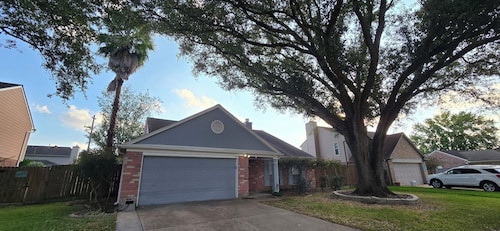 Cozy Groove Sanctuary Pearland / 3-Bedroom House