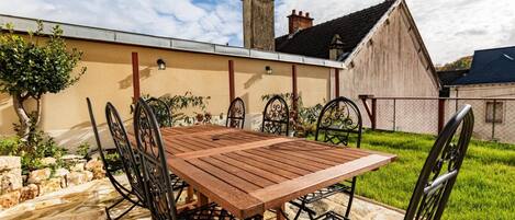 تناول الطعام بالخارج