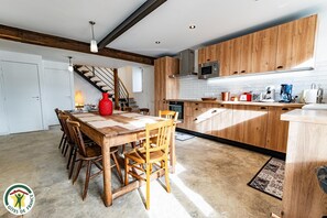 Mikrovågsugn, ugn, diskmaskin och barnstol