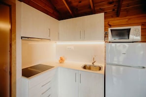 Wasserkocher mit Kaffee-/Teezubehör, Kühlschrank, Mikrowelle, Herdplatte