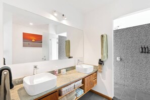 Hair dryer, towels - Casa Raíz — Main House + Apartment + studio (Tamarindo)